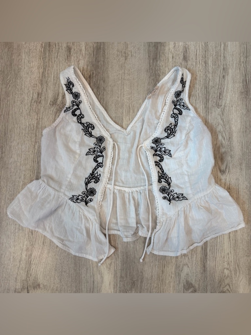 Dizzy Lizzy White Embroidered Tie Front Crop Top Boho Medium